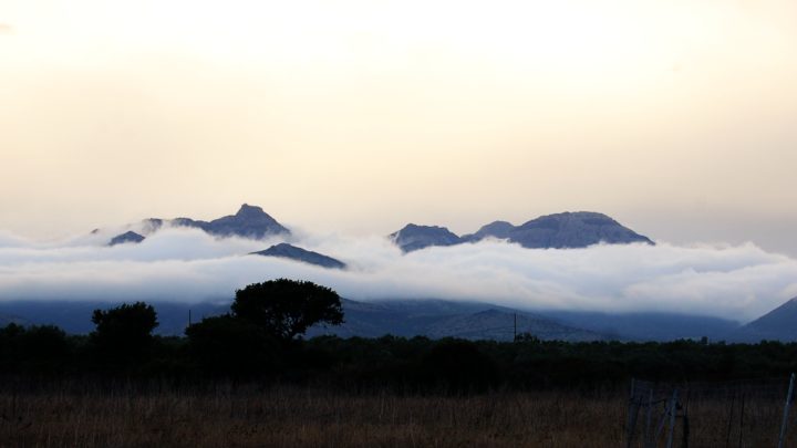 La cima del monte majori avvolta dalle nubi