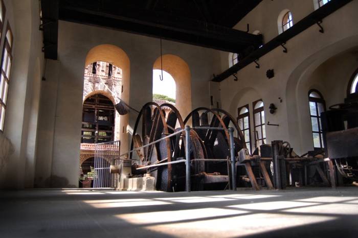Il grande argano dalle funi piatte in acciao